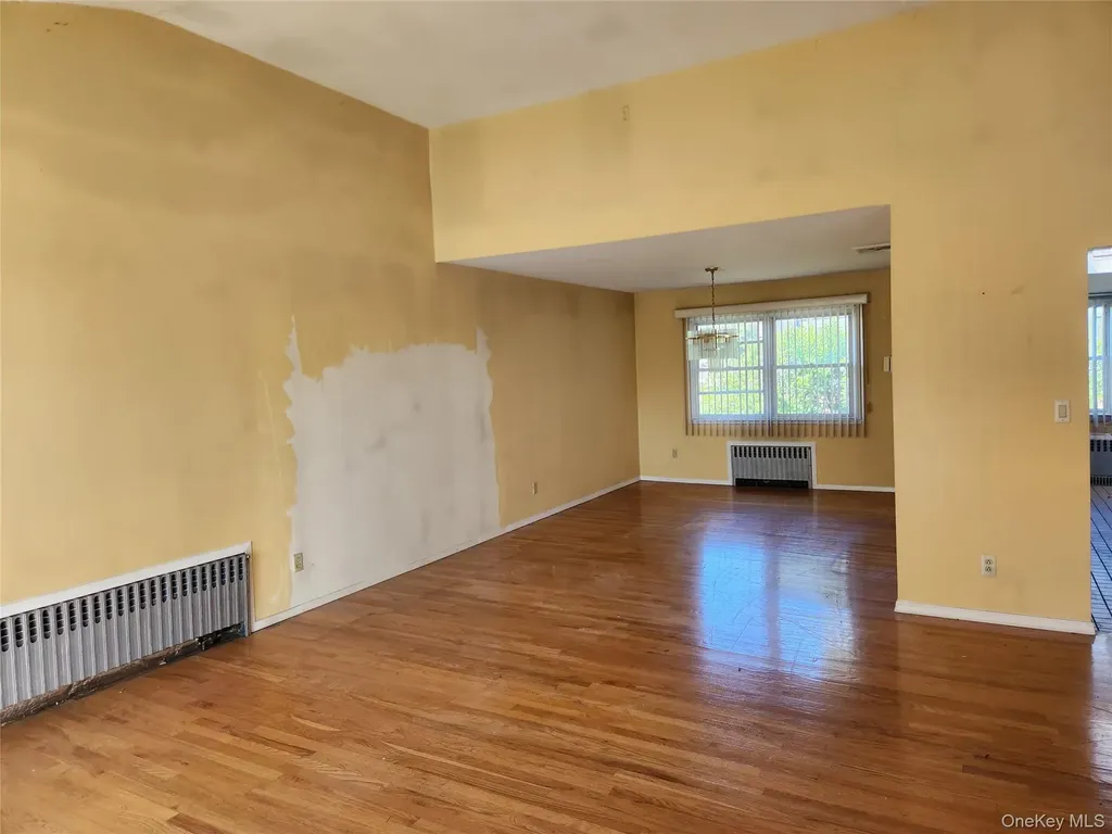 20 Marilyn Lane Westbury NY 11590