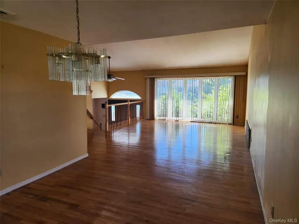 20 Marilyn Lane Westbury NY 11590