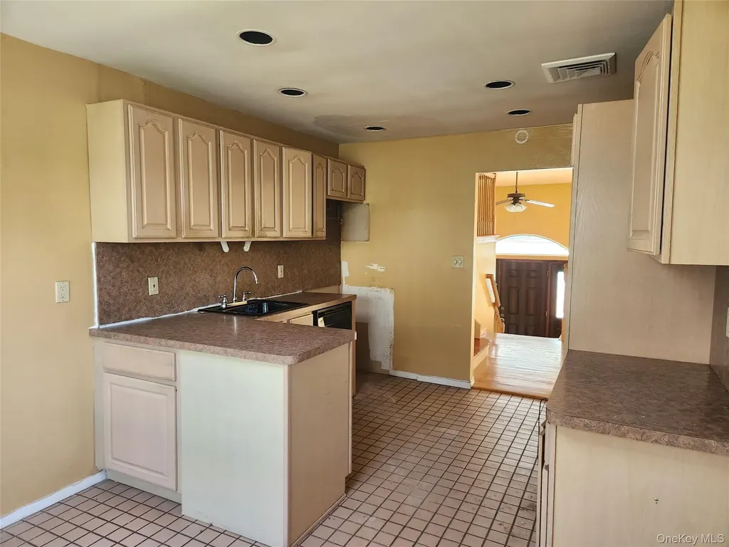 20 Marilyn Lane Westbury NY 11590