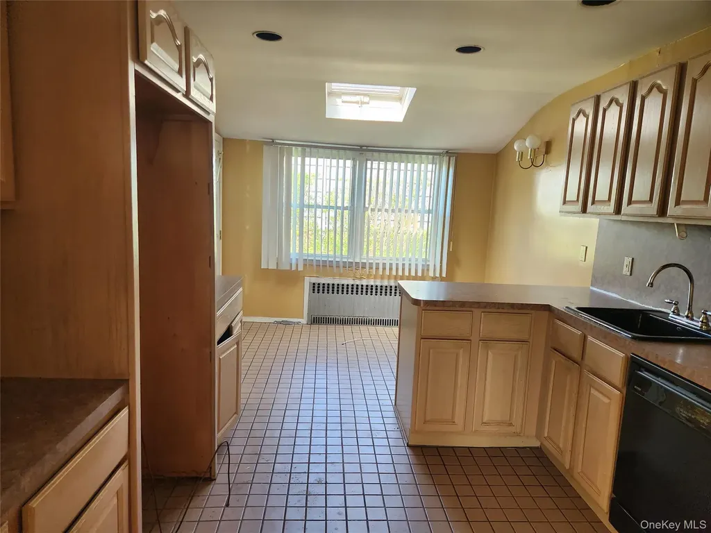 20 Marilyn Lane Westbury NY 11590