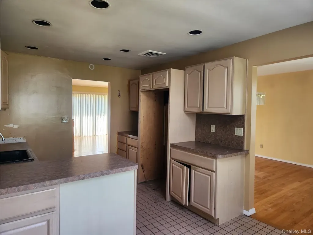 20 Marilyn Lane Westbury NY 11590