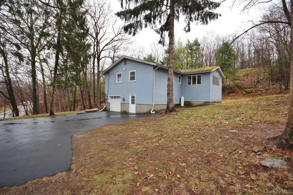 1432 E Mombasha Road Monroe NY 10950