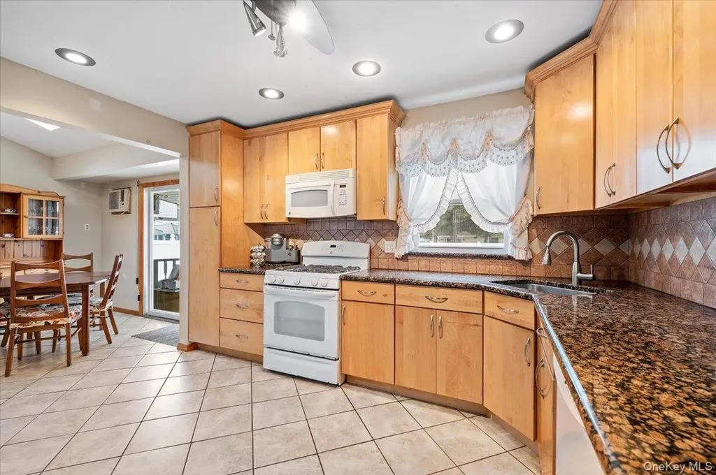 186 11th Street Bethpage NY 11714