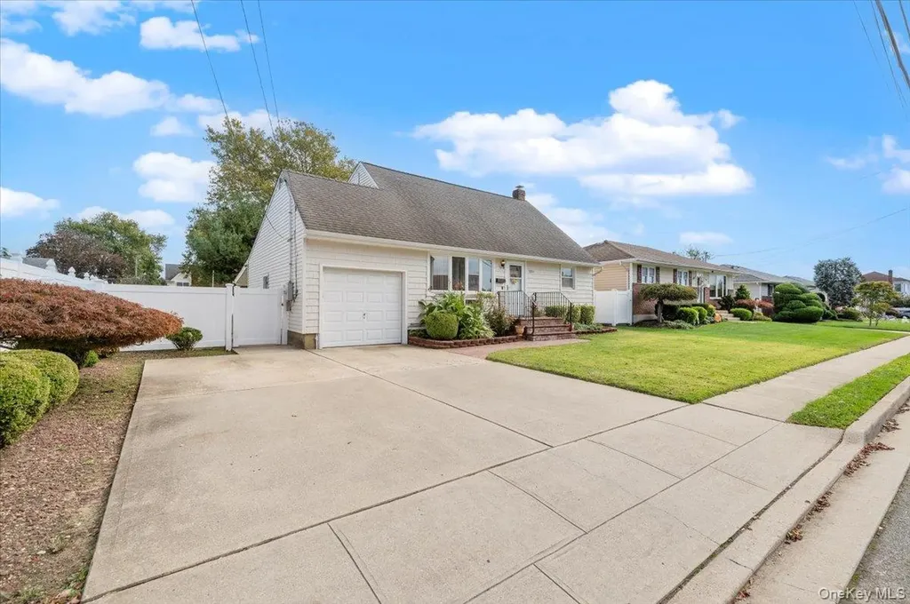 186 11th Street Bethpage NY 11714