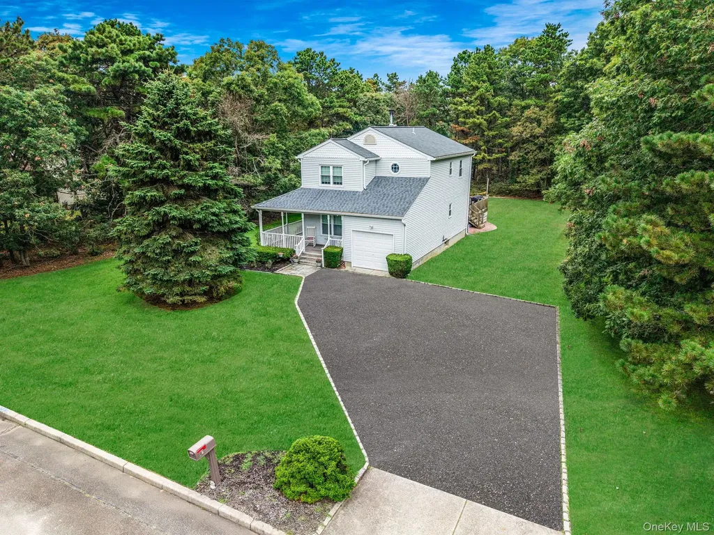11 Patrick Lane Ridge NY 11961