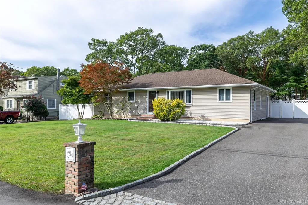 44 Juniper Avenue Ronkonkoma NY 11779