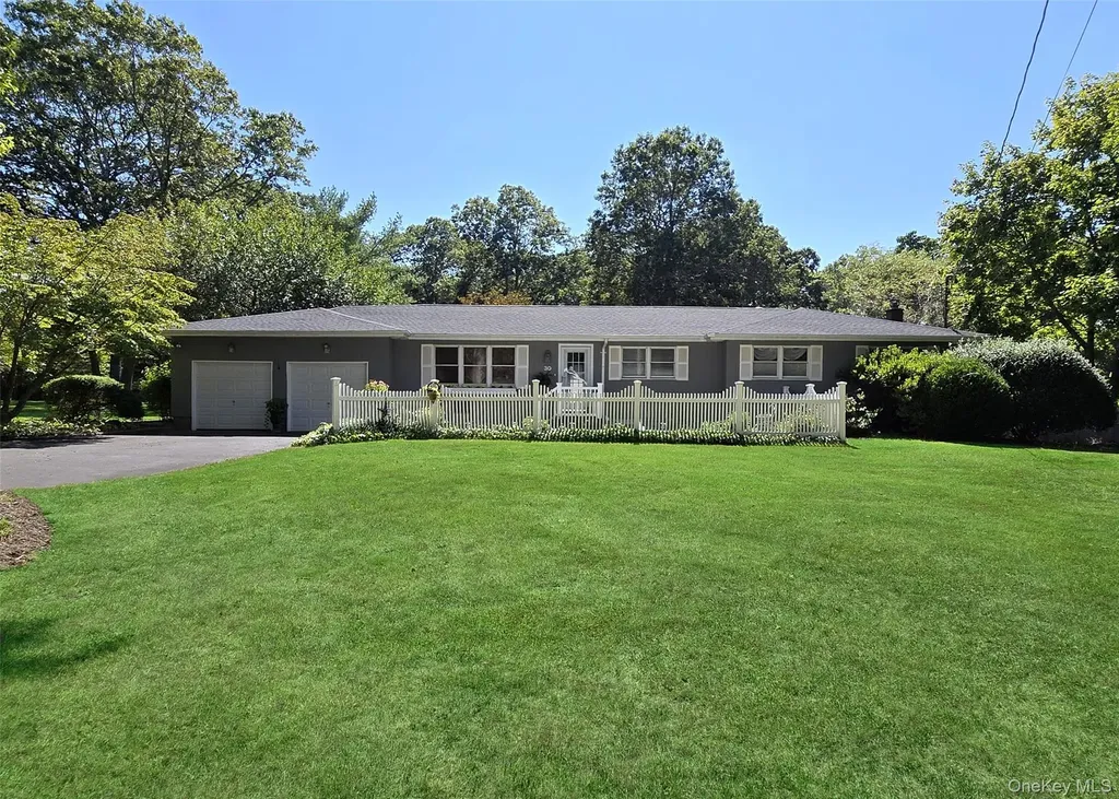 30 Elizabeth Way Ridge NY 11961