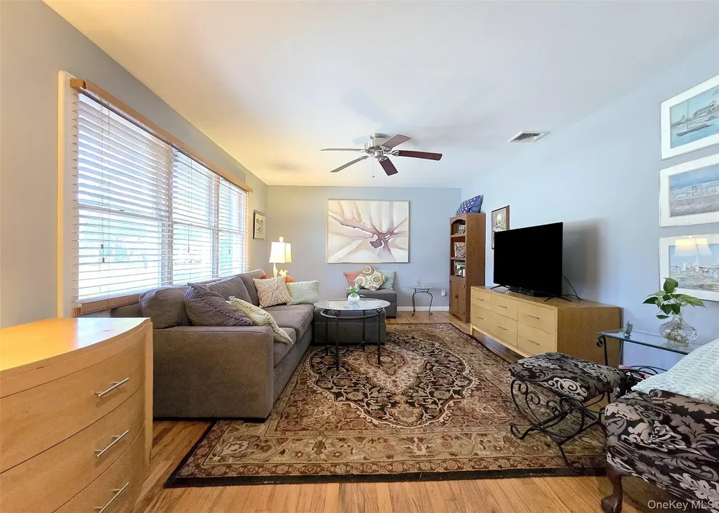 30 Elizabeth Way Ridge NY 11961