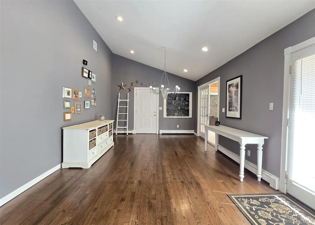 30 Elizabeth Way Ridge NY 11961