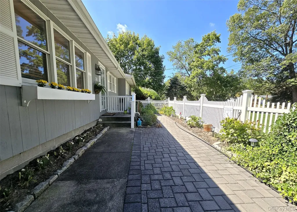 30 Elizabeth Way Ridge NY 11961