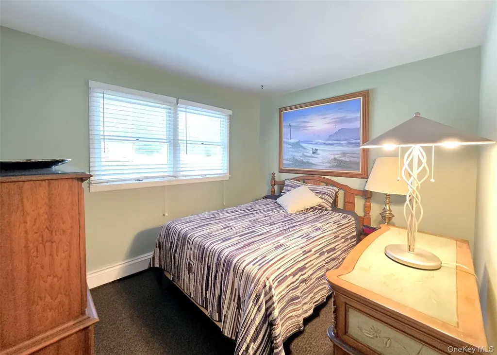 30 Elizabeth Way Ridge NY 11961