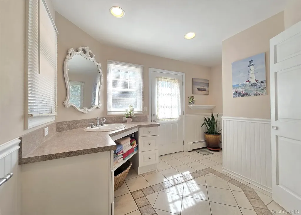 30 Elizabeth Way Ridge NY 11961