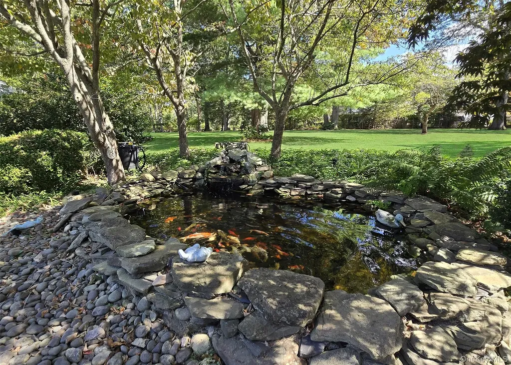 30 Elizabeth Way Ridge NY 11961