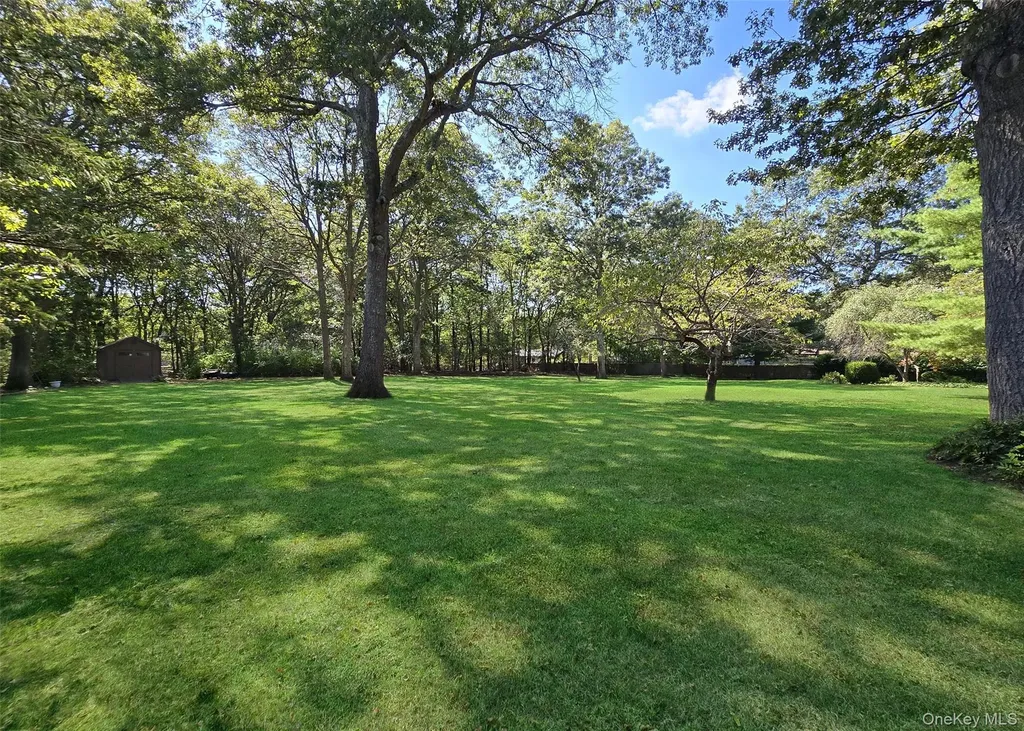 30 Elizabeth Way Ridge NY 11961