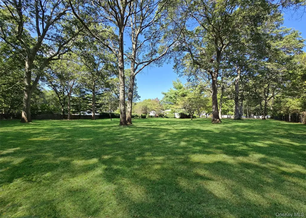 30 Elizabeth Way Ridge NY 11961