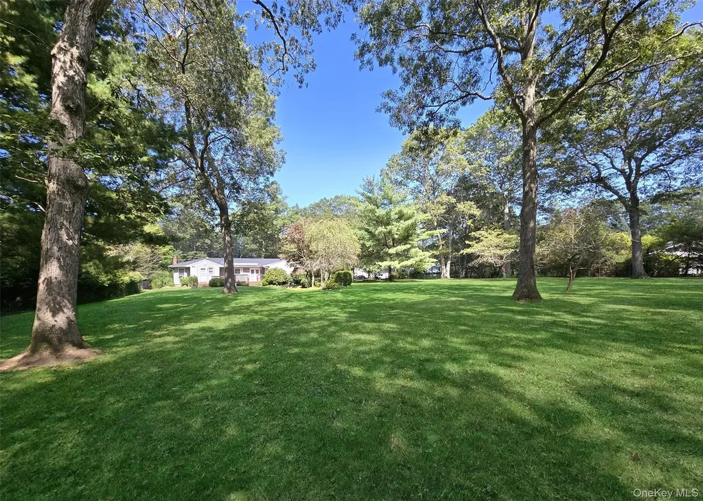 30 Elizabeth Way Ridge NY 11961