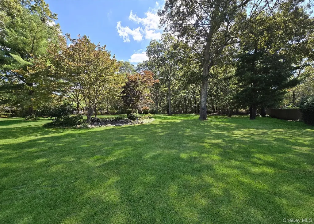 30 Elizabeth Way Ridge NY 11961