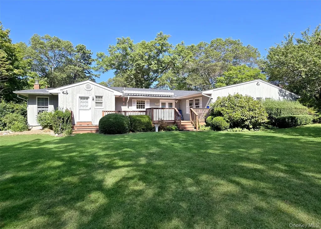 30 Elizabeth Way Ridge NY 11961