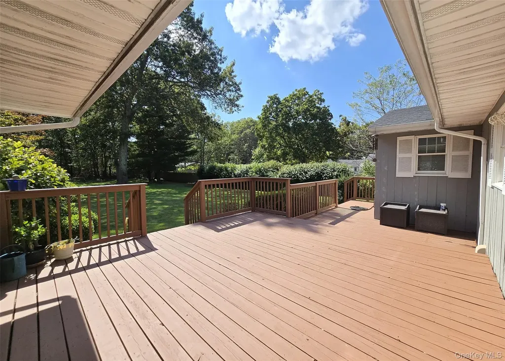 30 Elizabeth Way Ridge NY 11961
