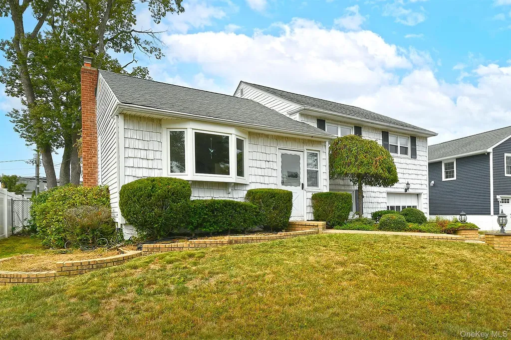 42 Amherst Drive Massapequa NY 11758