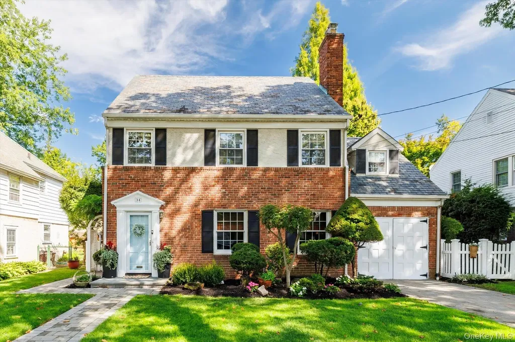 34 Saint Thomas Place Malverne NY 11565