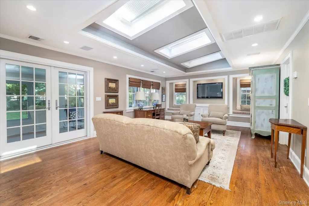 34 Saint Thomas Place Malverne NY 11565