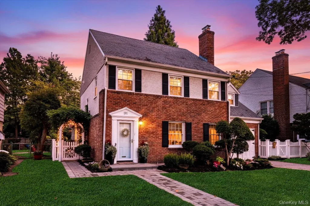 34 Saint Thomas Place Malverne NY 11565