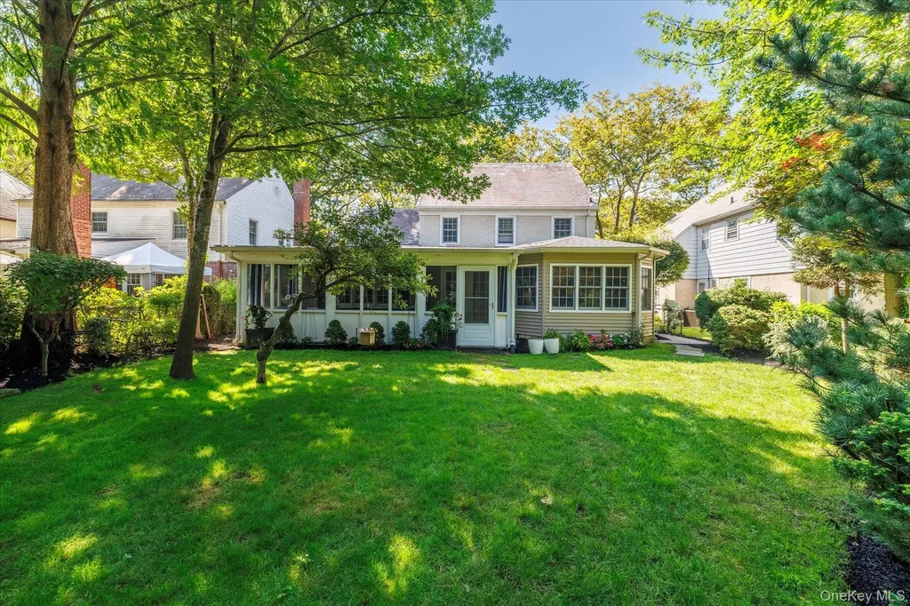 34 Saint Thomas Place Malverne NY 11565
