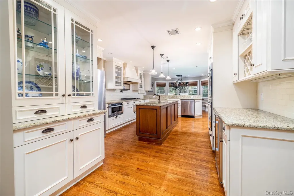 34 Saint Thomas Place Malverne NY 11565