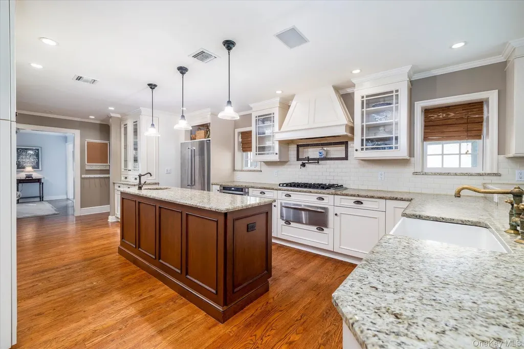 34 Saint Thomas Place Malverne NY 11565