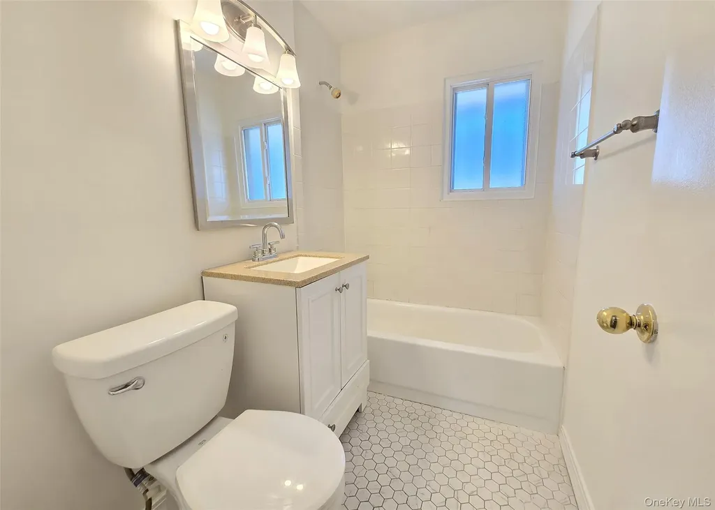 265 Edmunton North Babylon NY 11703