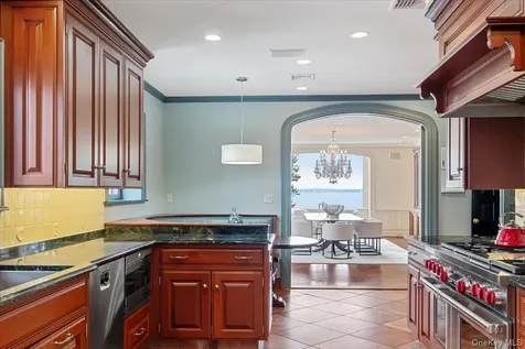 19 Oak Bluff Avenue Larchmont NY 10538