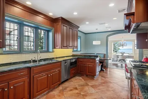 19 Oak Bluff Avenue Larchmont NY 10538
