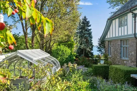 19 Oak Bluff Avenue Larchmont NY 10538