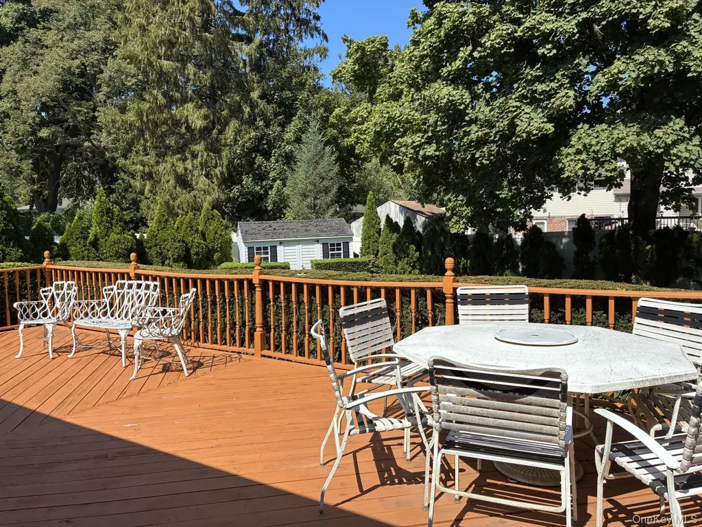 20 Shelbourne Lane Commack NY 11725