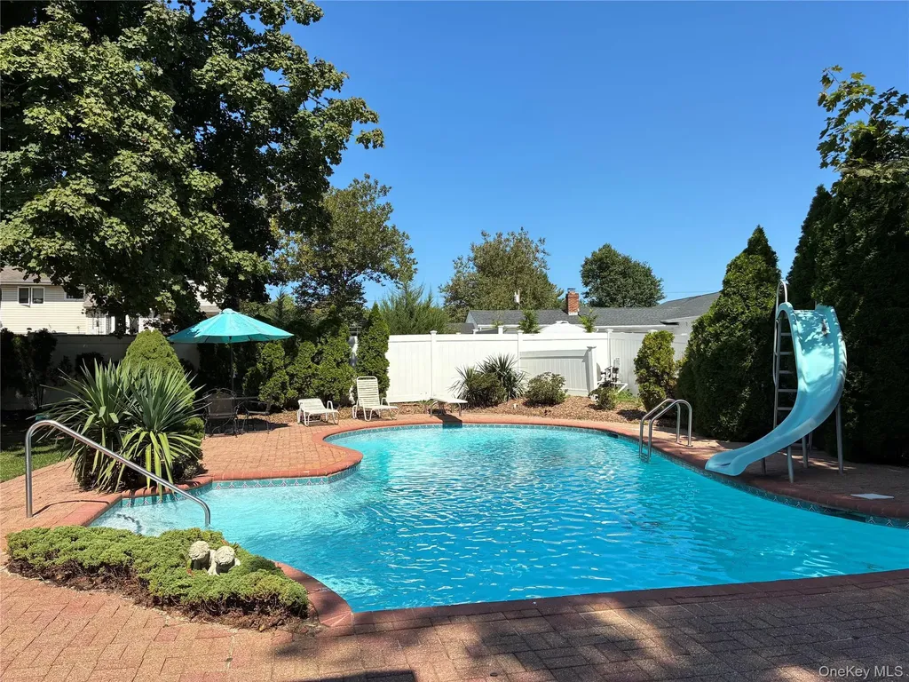 20 Shelbourne Lane Commack NY 11725