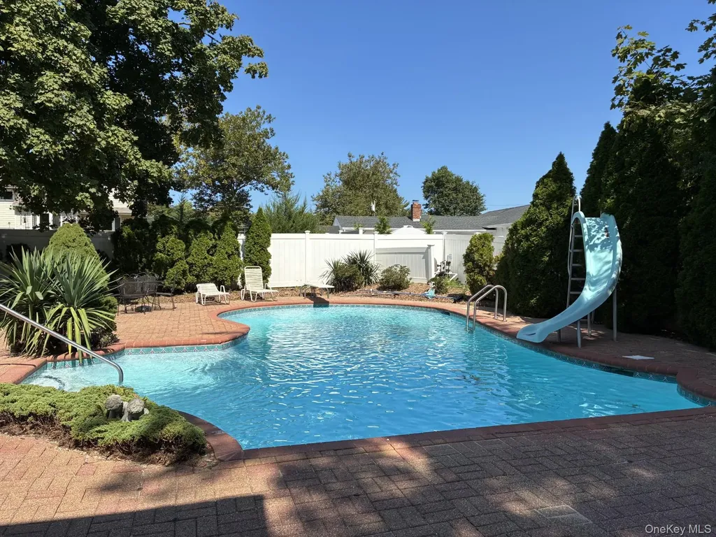 20 Shelbourne Lane Commack NY 11725