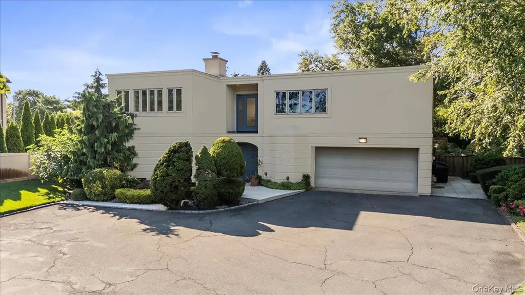 292 Breezyway Lawrence NY 11559
