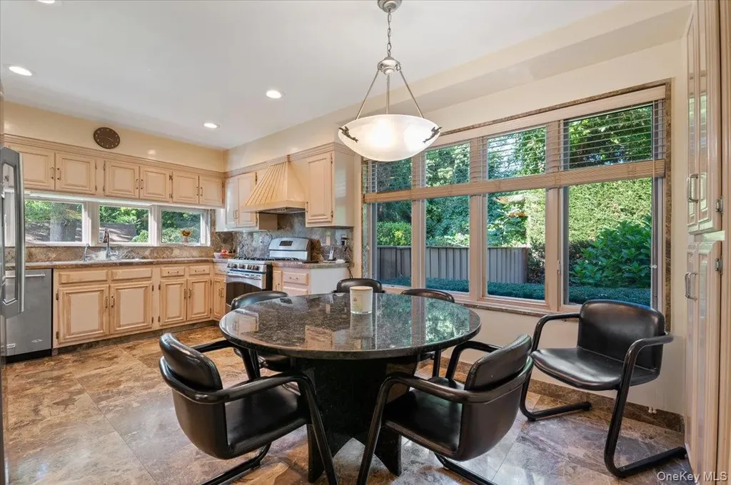 292 Breezyway Lawrence NY 11559