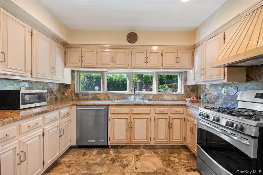 292 Breezyway Lawrence NY 11559