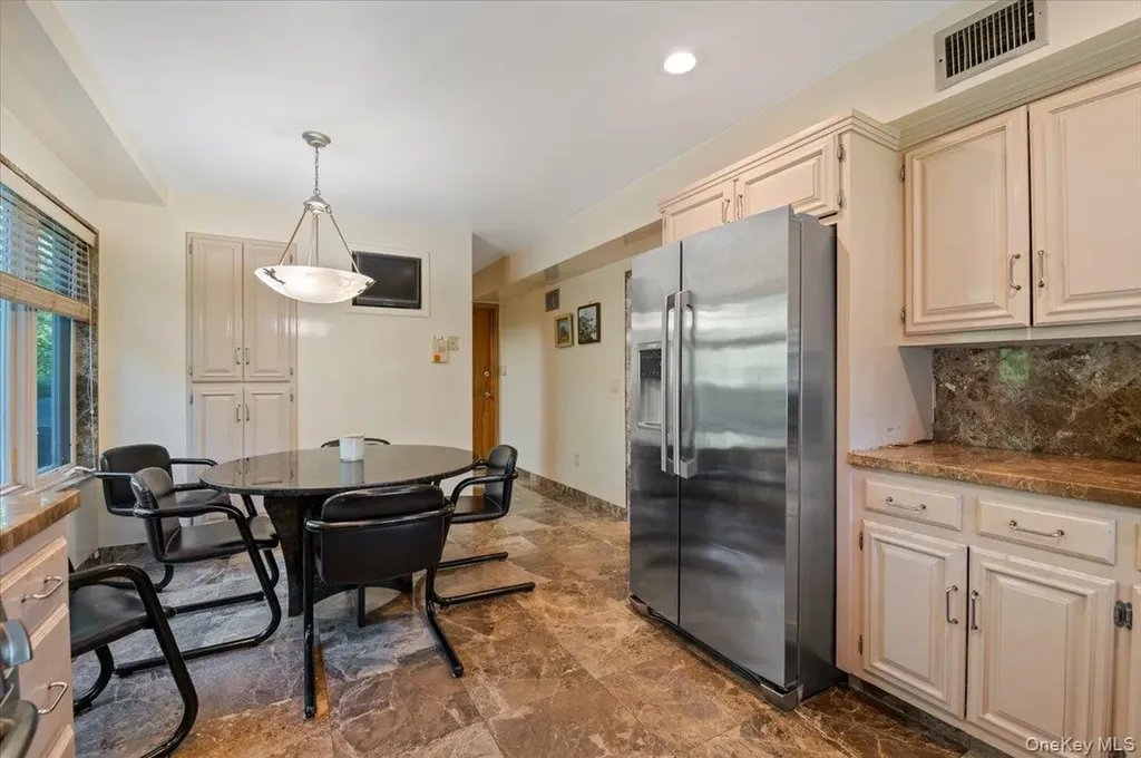 292 Breezyway Lawrence NY 11559