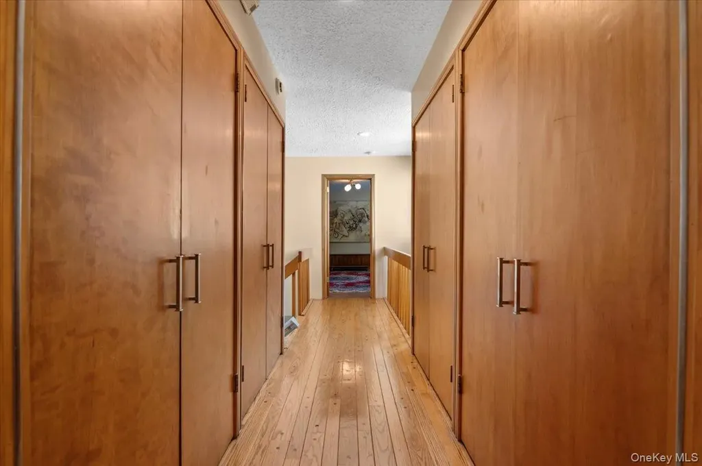 292 Breezyway Lawrence NY 11559