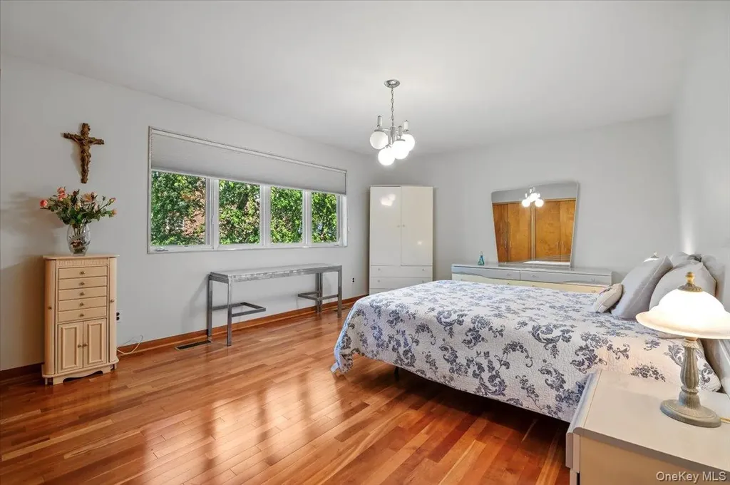 292 Breezyway Lawrence NY 11559