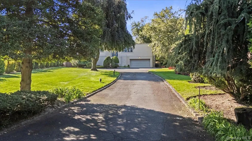 292 Breezyway Lawrence NY 11559