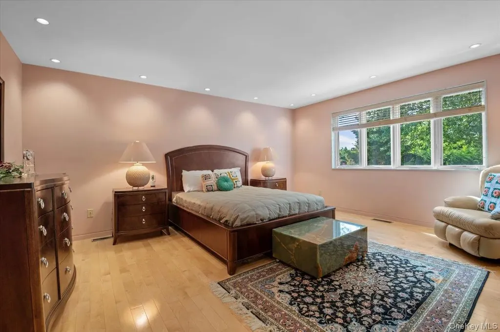 292 Breezyway Lawrence NY 11559