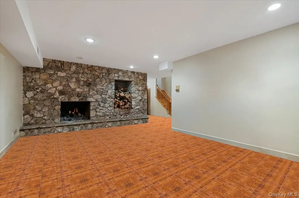 292 Breezyway Lawrence NY 11559