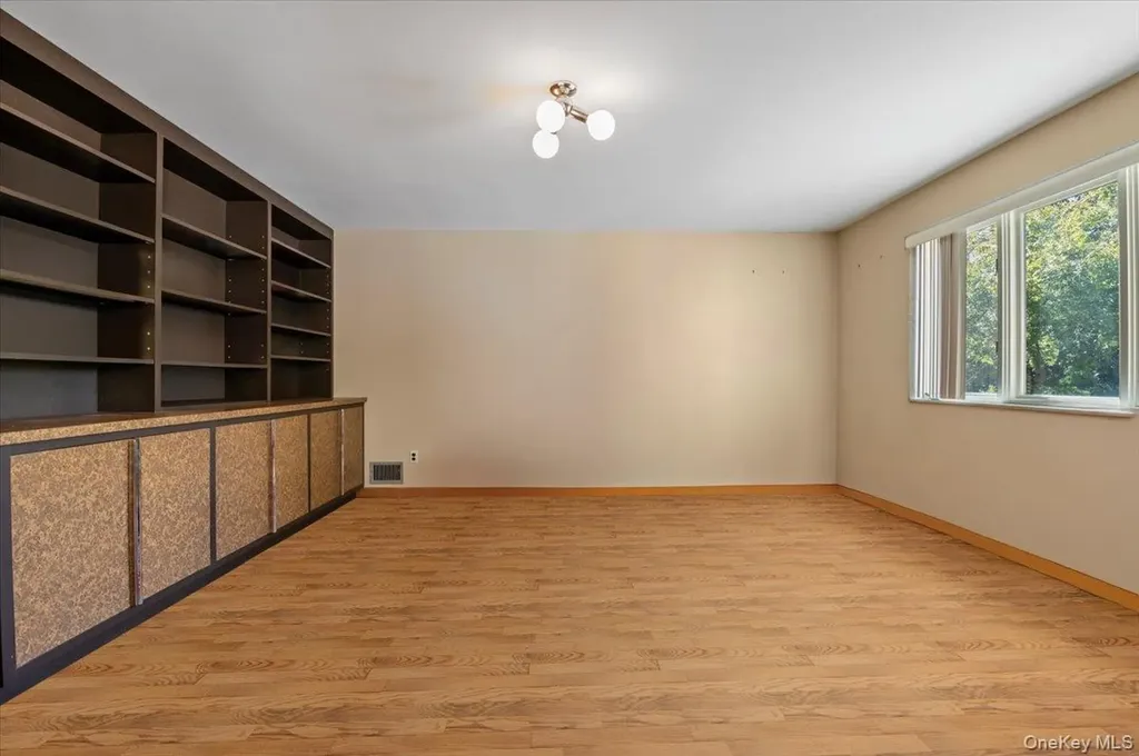 292 Breezyway Lawrence NY 11559