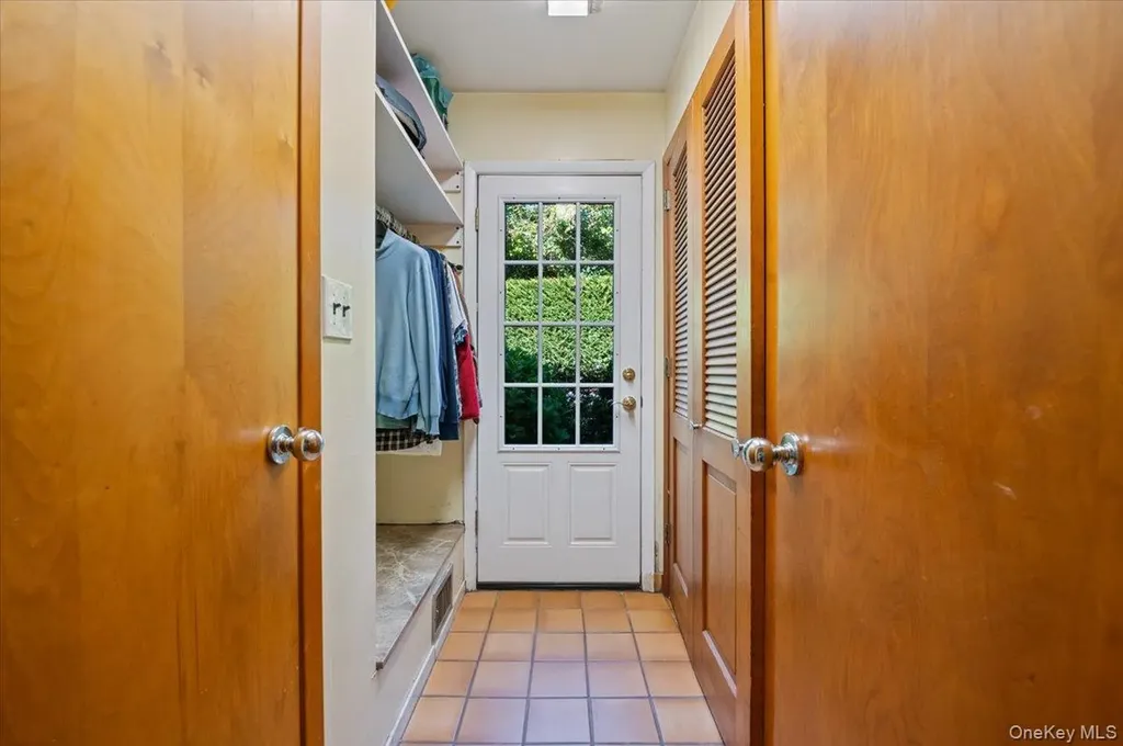 292 Breezyway Lawrence NY 11559