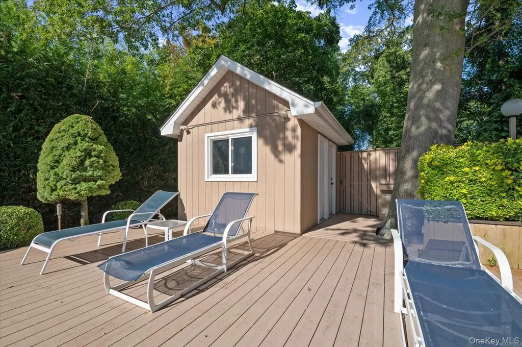292 Breezyway Lawrence NY 11559