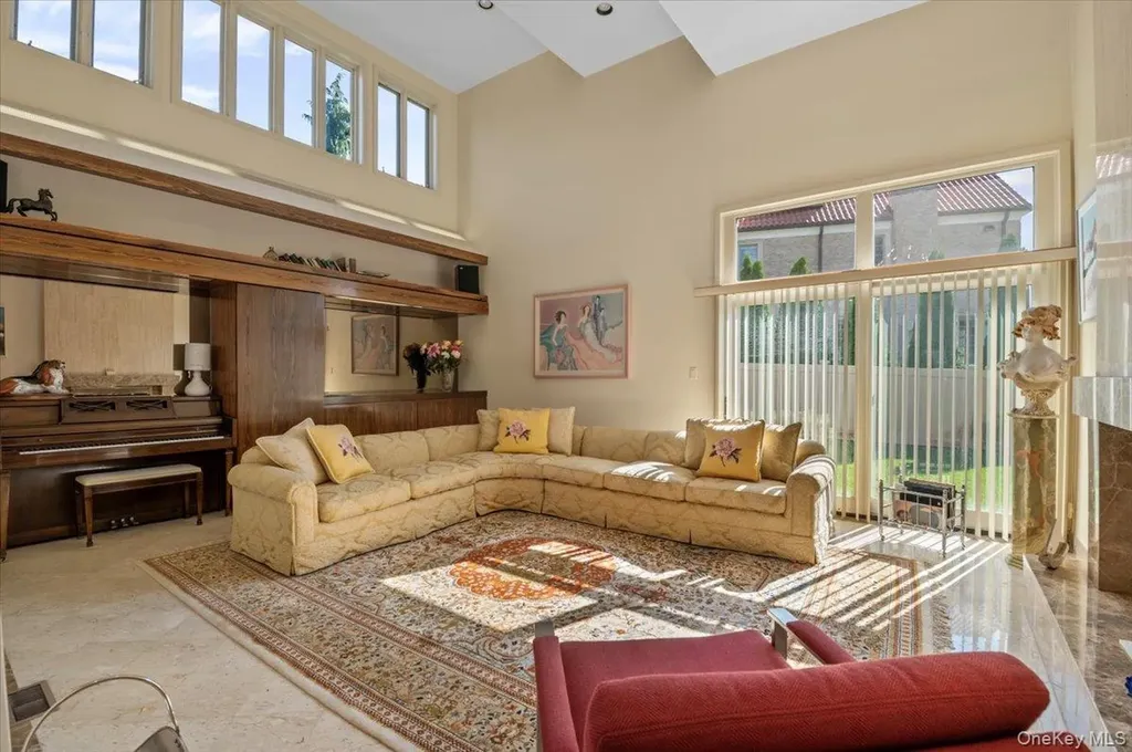 292 Breezyway Lawrence NY 11559